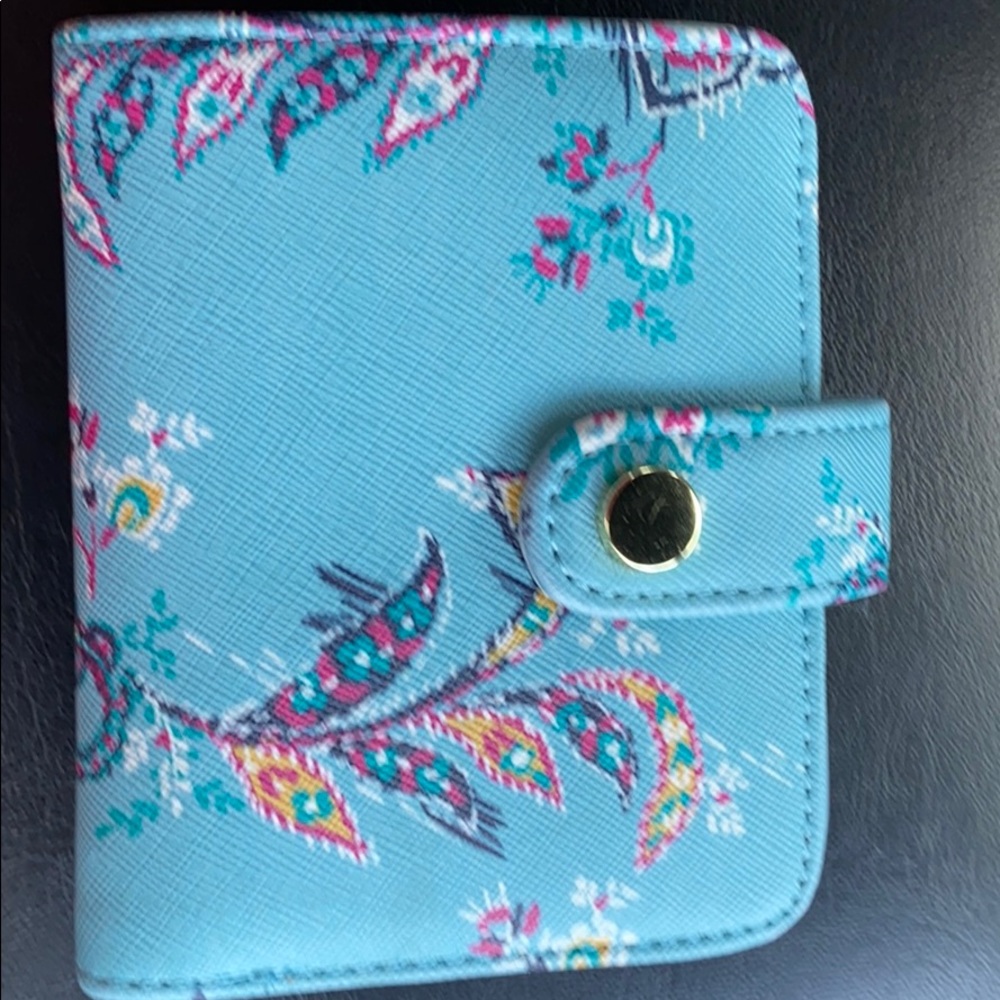 Women’s decor billfold.